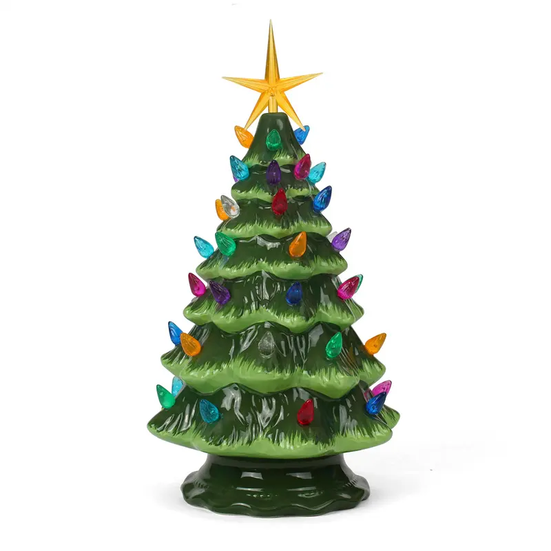 شجرة عيد الميلاد السيراميك على طاولة شجرة عيد الميلاد مع أضواء عيد الميلاد الخضراء أدوات المائدة للمنزل