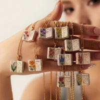 Collier pendentif Mlluki en laiton, design luxueux et raffiné, motif livre 12 mois, pour femme, idéal comme cadeau