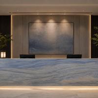 Grande dalle de marbre bleu dynamique à veines fluides, finition polie, idéale pour la décoration murale de chambres modernes et luxueuses, pour hôtels et galeries