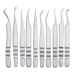 Pinzas para pestañas de acero inoxidable curvadas con punta lisa, clip dorado, para injerto y efecto floral, acabado arenado - Product Image 1