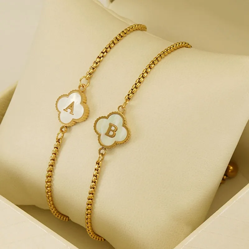 Nouveaux bijoux de mode en acier inoxydable coquille bracelet accessoires réglable trèfle à quatre feuilles alphabet lettre breloques pour bracelets