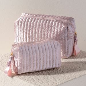 Bolsa de maquillaje metálica dorada de 10 pulgadas, bolsa de almacenamiento de cosméticos acolchada portátil grande, bolsa de cremallera cosmética impermeable para mujer - Product Image 2