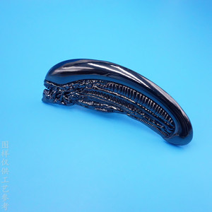 Pince à cravate en métal tête d'alien, couleur nickel noir, design 3D en relief, accessoire de tenue formelle - Product Image 1
