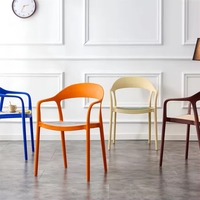 Chaise de salle à manger en plastique PP empilable avec accoudoirs, style nordique, pour l'extérieur, meubles de salon, fauteuil en plastique, vente en gros directe d'usine