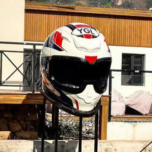 Carro de café con casco gigante, hecho de fibra de vidrio, artesanía de apariencia personalizada, adecuado para lugares escénicos y campamentos - Product Image 1