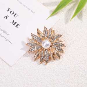 Broche Tournesol en Alliage Plaqué Or avec Strass Colorés et Design Perforé, Bijou de Luxe pour Femme, Cadeau de Fiançailles et de Mariage - Product Image 3