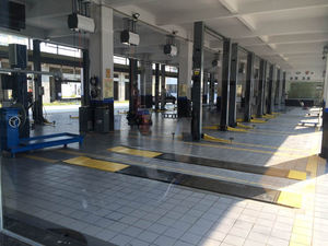 Ponte Sollevatore a Due Colonne da Pavimento UE-2P4T con Basamento, Sollevatore per Auto a 2 Colonne - Product Image 5