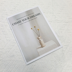 Livre imprimé en quadrichromie avec reliure piquée à cheval et papier couché pour la publicité d'entreprise - Product Image 1