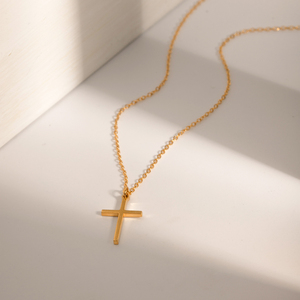 Collar con Colgante de Cruz Religiosa Minimalista de Acero Inoxidable Chapado en Oro de 18K Clean Fit para Mujer - Product Image 3