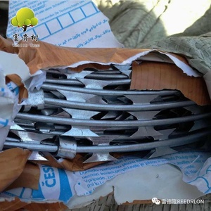 <span class=keywords><strong>ลวดหนาม</strong></span>เหล็กม้วน รุ่น BTO22 และ CBT65 ชุบกัลวาไนซ์เพื่อป้องกันรั่วซึมสำหรับรั้ว - Product Image 3