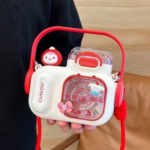 ขวดน้ำพลาสติกกันตกสำหรับเด็ก ลายการ์ตูนน่ารัก พร้อมหลอดดูด ยี่ห้อ Giavos รุ่น Plush Camera สไตล์สปริง 2024 - Product Image 1