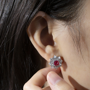 Pendientes de diamantes rojos con corte cojín en oro blanco de 9K Messi Jewelry MSE-953 para mujer - Product Image 5