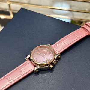 Montre-bracelet à mouvement à quartz avec cadran rond rose, accents de cristaux mobiles et bracelet en cuir à motif crocodile pour femmes Chopards - Product Image 1