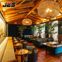 Ensemble de mobilier de restaurant moderne J2S avec banquettes en tissu et canapés lounge, tables basses en bois massif pour hôtels, cafés et bars