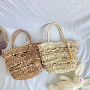 Bolso Tote Bohemio de Paja Tejida, Forma Trapezoidal, Beige Marrón Claro, Diseño Calado con Borlas - Product Image 4