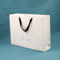 Sacs en papier d'emballage de luxe noir pour vêtements, Logo personnalisé imprimé, pochette en papier pour chaussures et bijoux, idée de cadeau, vente en gros, 100 pièces