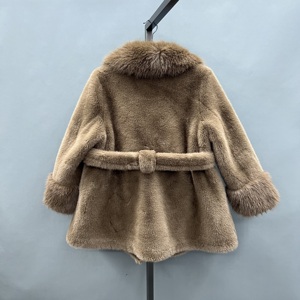 <span class=keywords><strong>Cappotto</strong></span> da Donna Janefur Personalizzato in Pelliccia di Visone Sintetica Marrone con Strisce Morbide, <span class=keywords><strong>Collo</strong></span> a V e Cintura - Product Image 3