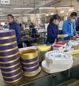 Подарочная картонная коробка-упаковка прямоугольной формы для косметики (помада, парфюм) с брелоком на день рождения - Product Image 6