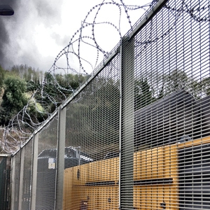 Panneau de clôture anti-escalade de sécurité pénitentiaire avec service de modélisation 3D en <span class=keywords><strong>bois</strong></span> traité thermiquement en <span class=keywords><strong>treillis</strong></span> métallique - Product Image 2