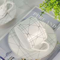 Ensemble d'assiettes à double tasse de luxe léger et minimaliste à motifs quadrillés Tasse à thé de l'après-midi Tasse à café en porcelaine osseuse