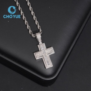 Colgante de cruz de moissanita con incrustaciones de plata 925 y piedras VVS para cadenas hip hop y collares delicados - Product Image 2