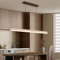 Lustre long suspendu en travertin naturel, style bois naturel moderne et simple, pour escalier ou restaurant.