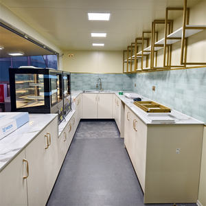 คาเฟ่คอนเทนเนอร์โครงสร้างเหล็ก 20GP ระดับไฮเอนด์ ดีไซน์เรียบง่าย พร้อมเคาน์เตอร์หิน ปั๊มดูดน้ำอัตโนมัติ และป้ายด้านบนแบบพับได้ - Product Image 5