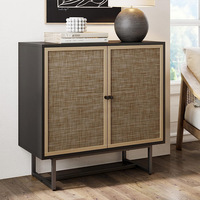 Maßgefertigtes Sideboard mit Schwarzem Rahmen und Rattangeflecht, 2 Strukturierte Stofftüren, Doppelgriff, Erhöhter Metallfuß, Modern für Küche und Kaffeebar