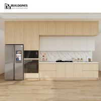 Cuisine sur mesure avec plan ouvert, porte d'armoire en bois grainé, surface facile à nettoyer pour un usage quotidien