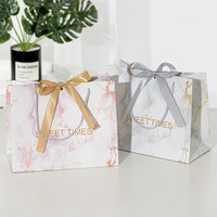 Sacs d'emballage en carton blanc avec poignée en ruban de luxe personnalisés, sacs en papier imprimés sur mesure avec votre propre logo