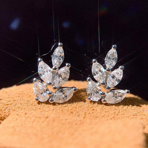 Orecchini a Perno con Foglia Marquise e Zirconi AAA per Donne, Gioielli Eleganti e alla Moda - Product Image 2