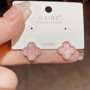 ट्रेंडी और बहुमुखी न्यूनतम सूक्ष्म-मंडप चार-पत्ती क्लैवर स्टड बालियां एक परिष्कृत रूप के साथ स्टर्लिंग चांदी के स्ट। - Product Image 3