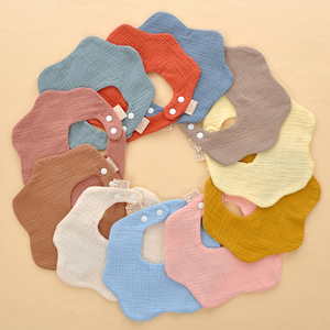 Qidou – bavoirs en gaze pour bébé, quatre couches, couleur unie, forme de pétale, pour nouveau-nés de 0 à 1 an, protection contre les bavures - Product Image 2