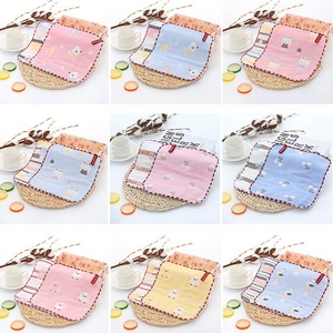 Serviette carrée en coton à six couches Carlota, 22g, pour bébé, pour usage en maternelle - Product Image 1