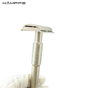 Maquinilla de <span class=keywords><strong>Afeitar</strong></span> Profesional de Seguridad de Titanio con Acabado Arenado, Fabricada por CNC, de Doble Filo y Peine Cerrado para Cuerpo Completo - Product Image 2