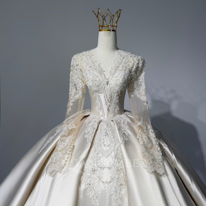 Robe de mariée élégante JFH136 à col en V en satin brodé à manches longues avec longue traîne - Product Image 5