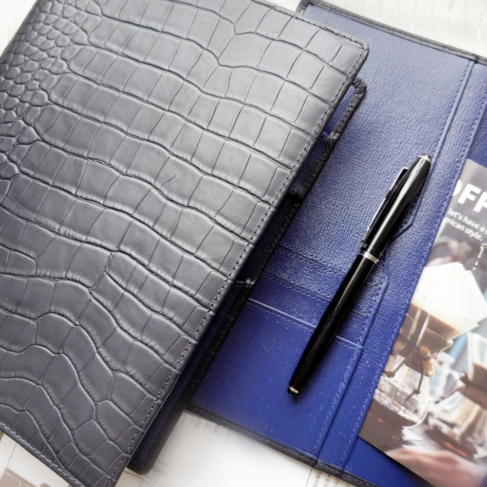 Motif crocodile bleu foncé a5