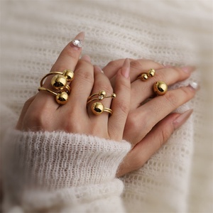 Produits en promotion : Bague manchette ajustable en acier inoxydable plaqué or, étanche, avec breloques perles rondes - Product Image 2