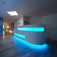 Comptoir de réception moderne et unique sur mesure, blanc, avec éclairage LED et design lumineux bleu, pour clinique dentaire, hôtel et salle de sport