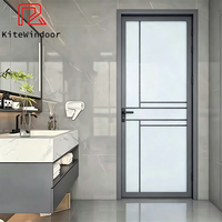 Porte à battant en alliage d'aluminium à structure stable, ouverture fluide, idéale pour les entrées de cafés et de commerces.
