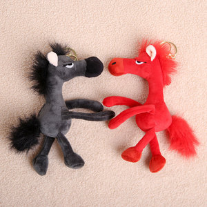 Venta al por mayor de fábrica: Llavero colgante de felpa de caballo 3D suave de 20 cm, estilo moderno, rojo y negro, con mosquetón, amuleto de muñeco. - Product Image 6