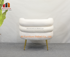 Poltrona Moderna di Lusso con Dettagli in Pelliccia Sintetica Bianca e Gambe in Metallo Dorato, Design a Schienale Stratificato per Soggiorno, Caffetteria e Arredamento <span class=keywords><strong>Boudoir</strong></span> - Product Image 5
