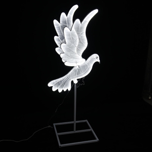 Lumière décorative artisanale texturée transparente blanc chaud en forme d'oiseau avec base métallique carrée pour toile de fond de scène de mariage, antichoc - Product Image 3