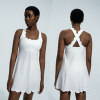Robe de tennis une pièce pour femme, coupe ajustée, à séchage rapide, avec short intégré et ourlet festonné