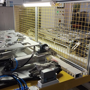 Nueva Máquina de Soldadura Ultrasónica Robótica de Doble Estación de 35KHz con Brazo Robótico Automático para Molduras de Plástico para Ruedas de Automóviles, Guardabarros Automotrices - Product Image 2