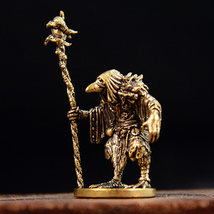 Statue Mystique de Sorcier Oiseau en Laiton, Figurine Vintage Tenant un Écusson, Décoration Mystique de Bureau, Pièce d'Art Unique à Collectionner - Product Image 2
