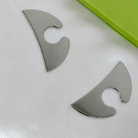 Petite planche Gua Sha en acier inoxydable 430 en forme de C avec design à encoches spéciales pour lifter le contour du visage, réduire les ridules et prendre soin du corps