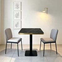 Table à manger de luxe légère avec plateau en marbre, bordure en acier inoxydable plaqué or, design moderne, durable et écologique pour hôtels commerciaux
