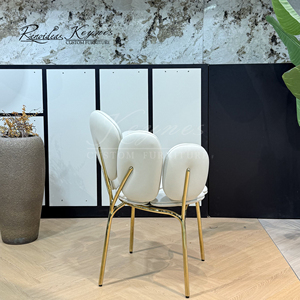 Silla de Comedor de Metal de Lujo con Brazos, Diseño Nórdico Creativo de Keynes, Tapizada en Terciopelo, para Bodas y Banquetes - Product Image 3