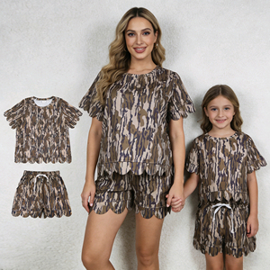 เสื้อยืดลายพรางลำลองสำหรับผู้หญิง ชุดกางเกงขาสั้นขอบหยักแฟชั่นฤดูร้อนสำหรับคุณแม่และลูกสาว - Product Image 4